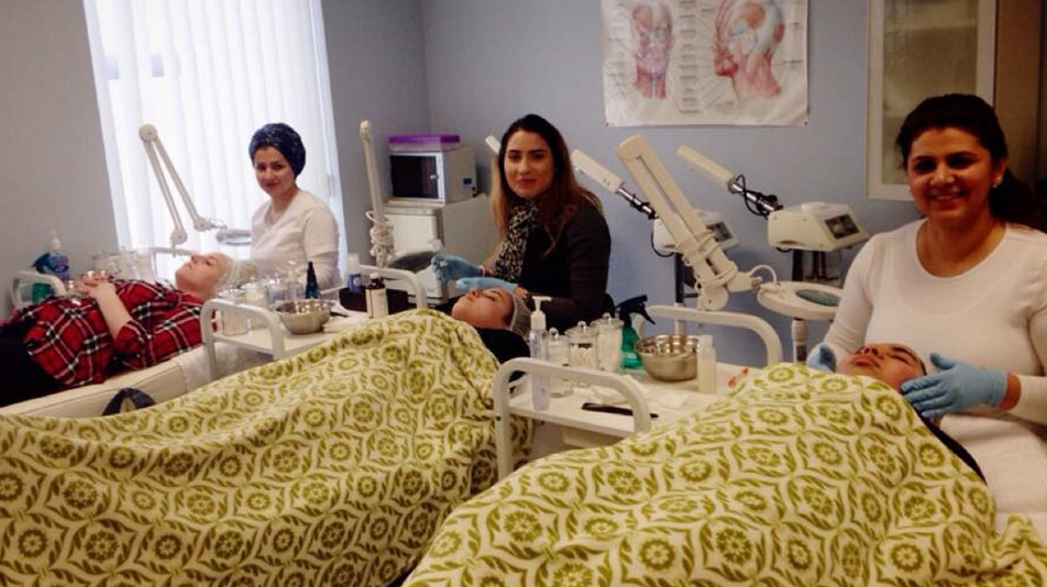 An IBI medical aesthetics class gives IBI make-up diploma students glycolic peels!